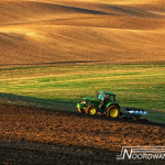 noordwand-farm-life-fotowand-tractor-op-het-land-klein-1