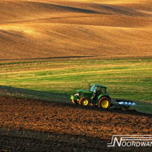 Noordwand Farm Life fotowand tractor op het land klein