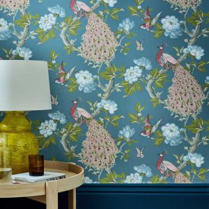 Little Green behang met pauw Pavona Sylvie